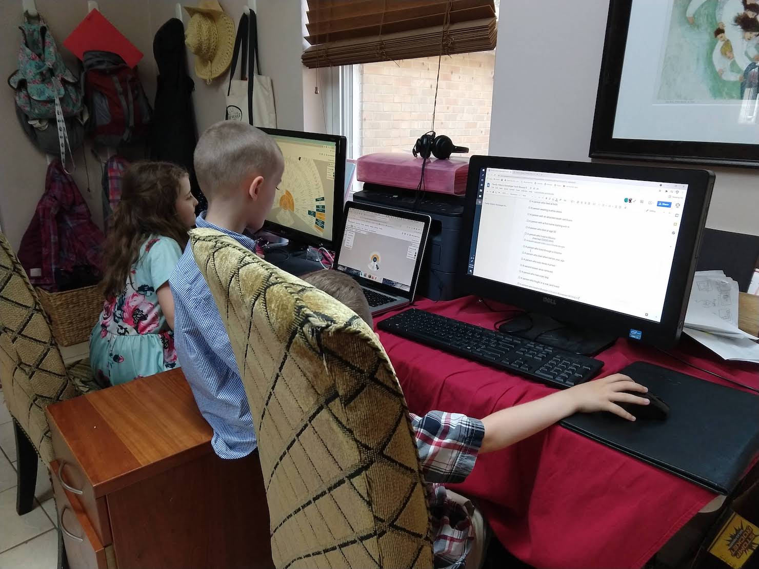 children working on the computer