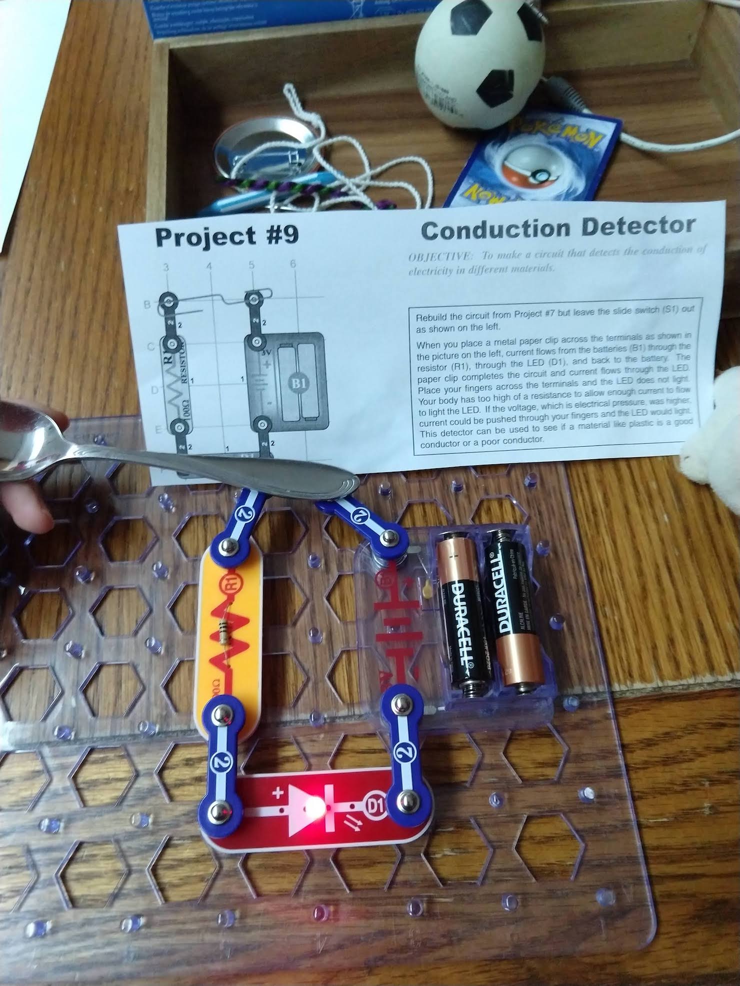 snap circuits with spoon across the gap